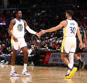 库里：外界有太多库明加是否适合勇士的言论 我们仍抱有很高期望