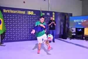 足坛狠人！61岁巴西人里卡多连续颠球50小时，打破吉尼斯世界纪录