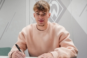 官方：18岁中卫施密特根与不莱梅签署首份职业合同