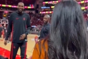 17年后相见！KD场上认出大一女同学 笑容满面并上前亲密合影