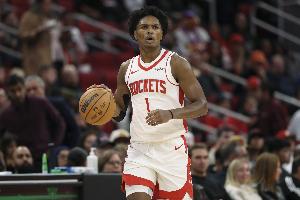 统治篮板球！申京&阿门在快船球员围观下连续点板 阿门补进2+1