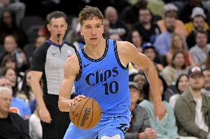 状态不错！博格丹半场替补11分钟 三分3中2拿到8分3板