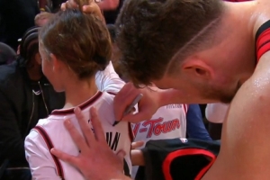 优质偶像！申京赛后为场边的小球迷送上签名✍️