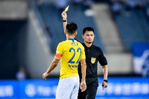 记者评李海新获金哨：评选内部反复了一番，盼明年关键战扮主角