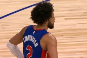 直捣黄龙！康宁汉姆争球后一条龙单臂劈扣