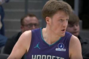 游刃有余！克尼佩尔先助卡尔克布伦纳空接扣进 随后自己射中三分