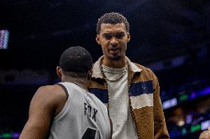 福克斯谈文班复出：希望他继续做自己 不要改变打法