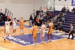 美高常规赛-郇斯枫9中4得到11分5板2断&4失误 球队23分输球