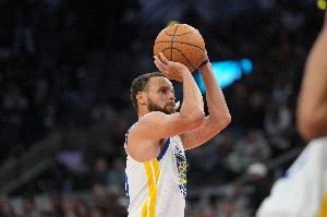 库里谈超远三分：这是我命中的第二记 本以为能从其中激发些活力