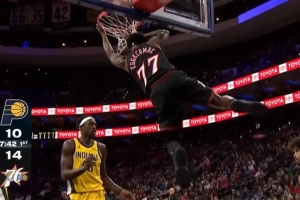 快如闪电！埃奇库姆突破越过所有防守双手飞扣