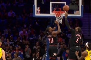 急了点！麦康纳中投不中 德拉蒙德拼抢篮板被吹干扰球