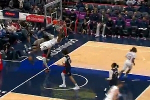 传得挺到位！迪恩·韦德抢断后抛传 助飞小莫布里双手空接暴扣