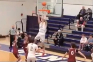 美高常规赛-郇斯楠8投3中&罚球10中8 得到14分9板2助1帽