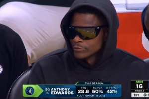 有偶像杜兰特的气质了！爱德华兹替补席戴墨镜帅气观战