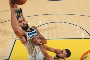 库里惨遭成背景板！戈贝尔今天扣篮8次 森林狼官推：快去看集锦