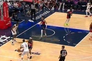 你的特点！大球借掩护被包夹妙传 托布顺势抛投命中！