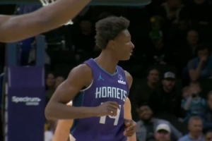 真是能抢！迪亚巴特从科林斯头上摘下前场篮板 随后完成大力补扣