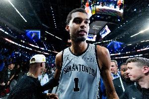 米奇·约翰逊谈赢雷霆：这是首次完整阵容 我们一边打一边学习