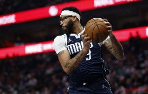 本赛季已15位球员遭小腿拉伤：字母哥&浓眉&里夫斯&莫兰特在列