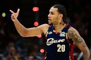 机警！加兰抢球顺势直传 泰森抛投得手帮助骑士关键反超