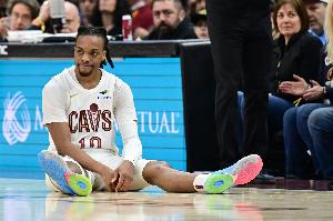 很致命！加兰运球脱手失误 骑士白白送出球权