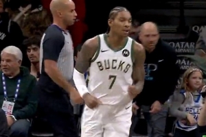 预判真牛！小凯文·波特飞身抢断轻松反击飞扣 个人第3次抢断！