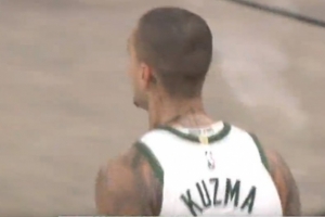 状态火热！库兹马挡拆顺下直接起飞 单臂劈扣无人区！