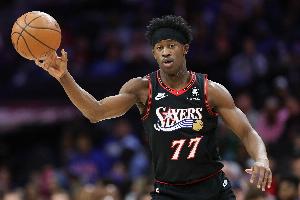 效率有点低！埃奇库姆半场10中3拿到7分2板 三分仅6中1