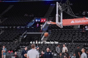 英语有进步！杨瀚森赛前热身与助教直接交流，已经可以摆脱翻译了