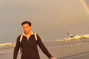 今晚好运加持？拜仁抵达巴黎时遇见落日彩虹 