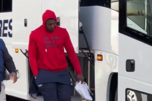 球迷实拍杨瀚森在替补席观看NBA视频配文：鼓掌慢了半拍