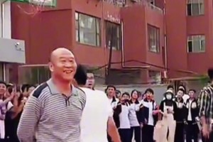 起猛了，竟然看到一群猴哥打篮球！现在AI这么逼真了嘛