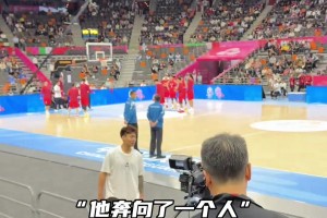 非常专注！助教给杨瀚森分析录像，小杨目不转睛仔细听讲