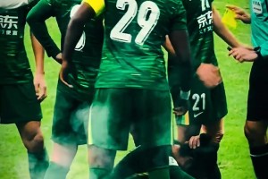 疼！实拍：张玉宁与对手发生小冲突后，一直捂着自己的后脑勺