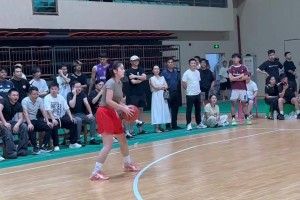 篮球从未如此简单！从张子宇跳球开始比赛失去悬念！对手都笑了