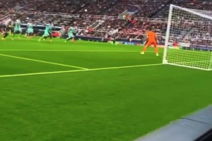 外头背弧线球！纽卡后卫丹伯恩头球顶得可太精彩了