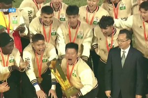 冠军全家福！中甲冠军辽宁铁人全队与奖杯合影留念