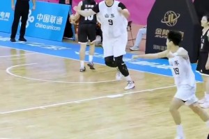 2米24的张子宇在全运会上表演了扣篮！现场都嗨起来了