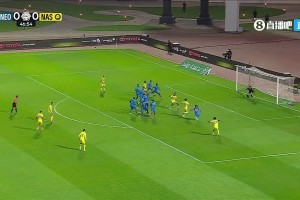 C罗点赞！半场结束不满判罚找到裁判争论