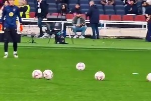 重温萨拉赫拒让点给阿诺德，网友：强颜欢笑却可能已动了离开的心