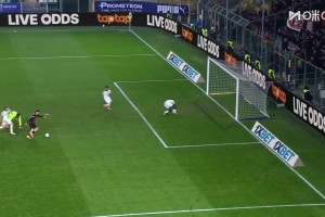 离谱空门不进！萨56单刀过掉铃木彩艳，绝佳空门竟然打高了！