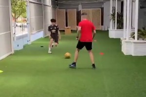 从这个视频能看出来加纳乔基本功太差了，回传的球全都是飞起来的