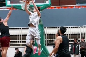 降维打击！郭昊文校园行，展现暴力背扣！