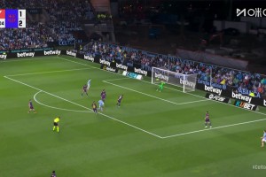 拉师傅长传到禁区，莱万门前垫射破门达成双响