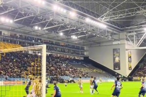 过山车！麦迪逊和曼联球迷一起看比赛，两个人的反应太真实了！