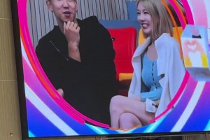 库里看到巴特勒大妈造型，实在绷不住笑喷了！