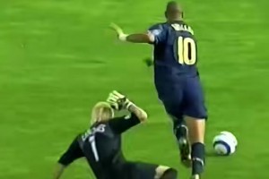 身体与技术完美结合！来看当年阿德里亚诺如何让整个欧洲颤抖