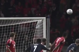 欧冠官推：这一脚和泽林斯基那脚，哪个更惊艳？