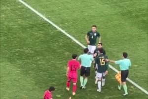 马宁控场！李刚仁受伤倒地被对手强行拉拽，马宁果断出牌制止