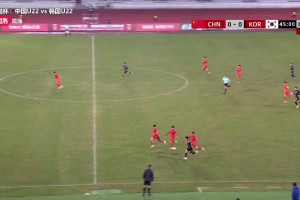 拜合拉木停球失误后一脚扫倒韩国球员